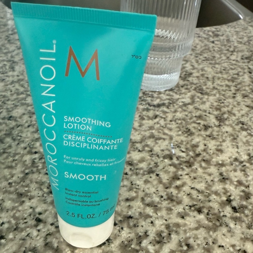 Moroccanoil Smooth Lotion in Blue and White